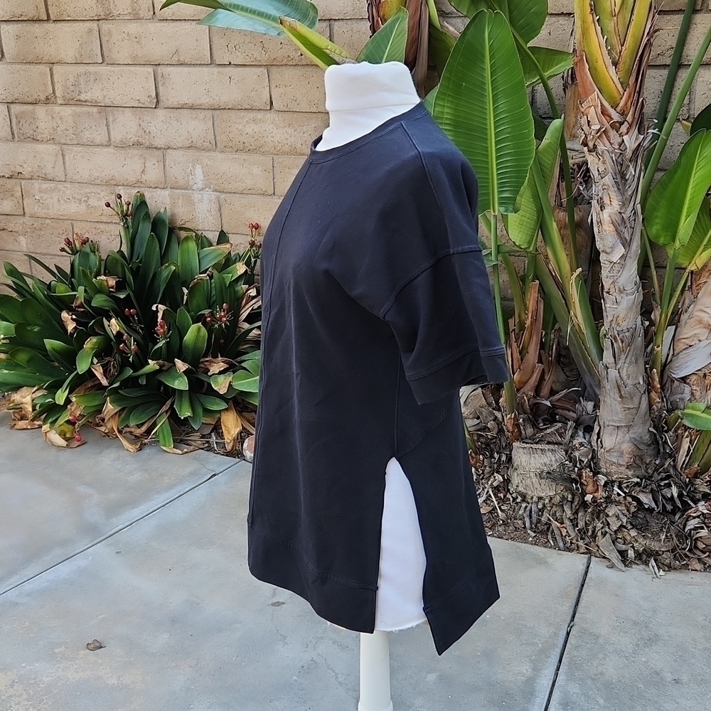 Lululemon size 6 black Cut Above Pullover high low top